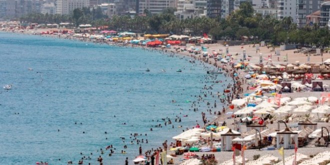 Antalya'da yüksek sıcaklık nedeniyle sahile ilgi düştü