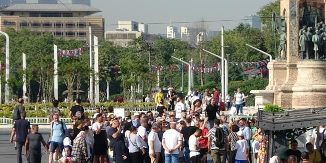 Taksim'de asfaltta yumurta pişirip yedi
