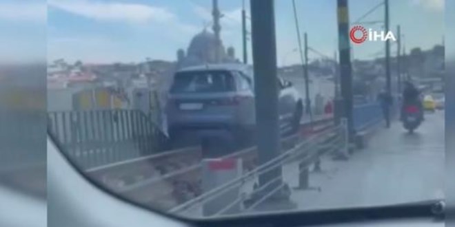 İstanbul'da tramvay yoluna giren cip, raylarda asılı kaldı