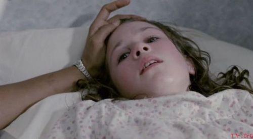 <p><b>GECEDE BİRDEN FAZLA YAŞIYORSANIZ DİKKAT</b></p>  Stresli yaşam koşullarında birkaç gecede bir tekrarlayabilir. Nadiren de olsa bu durumu her gece yaşayan kişiler de olmaktadır. Aynı gecede birkaç kez bile yaşanabilir. Etkisi saatler sürebilir. Bu sıklıkta yaşanan uyku felci yaşam kalitesini bozduğundan hemen doktora başvurulmalıdır. Ayrıca eşlik eden halüsinasyonlar varsa muhakkak yardım alınmalıdır.