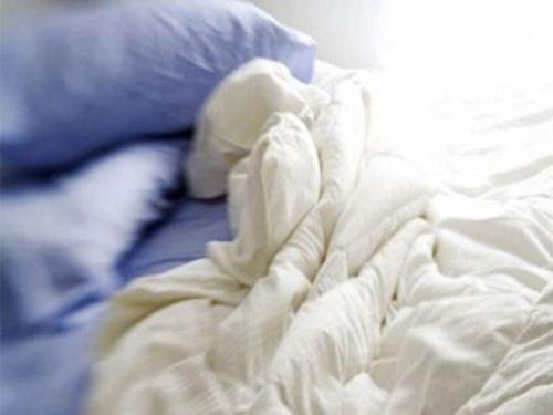 <p><b>YATIŞ POZİSYONU ÖNEMLİ</b></p> Değişik çalışmalar çoğu insanın başka bir uyku patolojisi yaşamadığı halde hayatlarında en az bir kez uyku felci yaşadığını göstermektedir. Bazı çalışmalarda değişik faktörler suçlanmıştır. Örneğin; sırtüstü yatmak, düzensiz uyku saatleri, aşırı stres, bazı ilaç tedavileri (alerji ilaçları ve bazen uyku amaçlı alınan ilaçlar), uyku öncesi açlık.