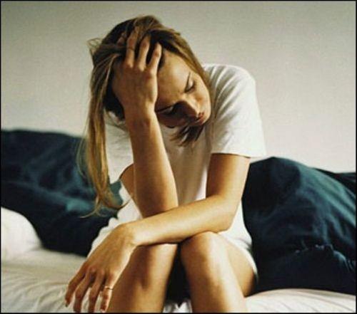 <p><b>TEDAVİSİ VAR MI </b></p>  Ailede öykü varsa, başka uyku bozuklukları eşlik ediyorsa ya da uyku sırasında apne dediğimiz soluk alıp vermenin durması da gözleniyorsa, kişi uyku laboratuarına yönlendirilerek uyku EEG?si ile izlenir. Beyin dalgaları ve uyku bozukluğu çeşidi belirlenir. Tek bir uyku bozukluğu çeşidi varsa buna gerek kalmadan sadece ilaç tedavisi ile uyku düzenlenir.