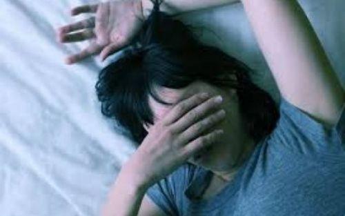 Depresyon gibi psikiyatrik hastalıklar da uyku bozukluklarını tetikler. Yapılacak psikiyatrik muayene sonucunda düzenlenecek antidepresan tedavi ve uyku düzenleyici tedavi bu sorunu tamamen ortadan kaldırır. Altta yatan psikopatoloji ilaçla düzenlenmeden yapılacak terapi her zaman yeterli olmayabilir. Kişinin yaşamındaki çatışmaları terapi ile çözümlemek iyi bir destekleyici durumdur ancak bu fiziksel problemin tedavisinde her zaman yeterli olmayabilir.