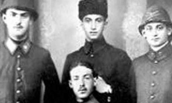 İlk kıyafet kanunu 3 Mart 1829 yılında ve İkinci Mahmud zamanında yayınlanmıştır. Bu kanuna göre sarık ve cüppe ilmiye sınıfına ayrılmış olup devlet memurlarının fes, setre, pantolon ve kaput giymeleri kararlaştırılmıştır.