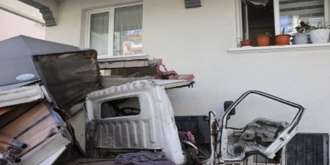 Ankara'da apartman duvarına çarpan kamyonetin sürücüsü öldü