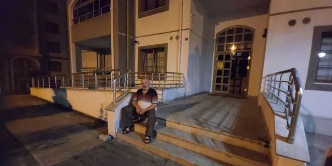 Kiracısı evden çıkmayınca ev sahibi sokakta kaldı