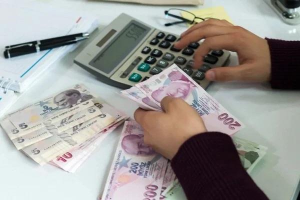 Cumhurbaşkanı Recep Tayyip Erdoğan v Çalışma Bakanı Vedat Işıkhan'ın açıklamaları sonrası milyonlarca emekli Meclis?in açılacağı tarih olan Ekim ayında yapılacak maaş iyileştirmesini beklemeye başlamıştı. ?En düşük emekli maaşı 10 bin TL olacak, emekliye enflasyon oranı üzerinde artış yapılacak, refah payı verilecek? iddiaları ortalıkta dolaşırken, bomba bir iddia geldi. Emekliye ekimde zam değil ama 'Cumhuriyet İkramiyesi' verilecek.