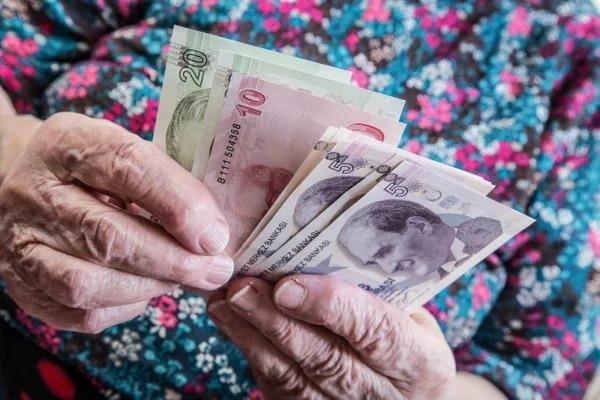 Bu oran SGK ve Bağ-Kur emeklileri için verilecek zammı işaret ederken, 10 puanlık seyyanen zammın da Ocak 2024?te emeklilere verilmesi gündemde.