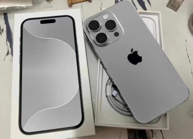 EYLEM DÜĞMESİ SESSİZE ALMAKLA KALMAYACAK    iPhone 15 Pro serisi, Apple Watch Ultra'da olduğu gibi bir Eylem Düğmesine de sahip olabilir. Özelleştirilebilir geçiş düğmesi, profesyonel seviye iPhone'ların sol üst tarafındaki sessiz anahtarının yerini alacak.    Eylem Düğmesinin işlevleri arasında (iOS 17'de ortaya çıkarılan koda dayanarak) kamerayı açmak, telefonun el fenerini yakmak, Odak'ı etkinleştirmek, erişilebilirlik özelliklerini açmak veya standart sessize alma özelliğine alabilme yer alıyor.