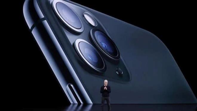 PERİSKOP LENS    En olası kamera yükseltmesi, iPhone 15 Pro Max'e (veya Ultra) özel yeni bir periskop lens. Sensör tarafından yakalanan ışığı bükmek veya katlamak için bir prizma kullanacak ve telefonu daha da güçlendirmeden 5x ila 6x optik yakınlaştırma sağlayacaktır.    iPhone 14 Pro serisi 3x'e kadar optik yakınlaştırmayı destekliyor.