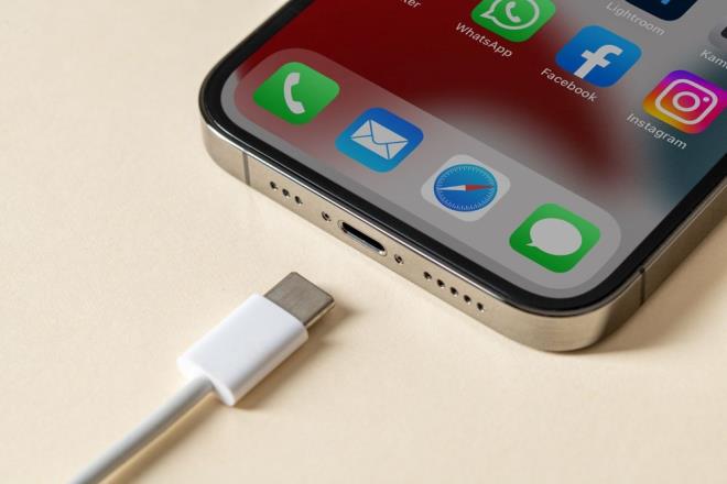 USB-C'YE GEÇİŞ YAPILIYOR    Öte yandan Apple'ın yeni cihazlarla birlikte AB yasalarından dolayı tüm cihazlarını USB-C'ye dönüştürmesi bekleniyor.