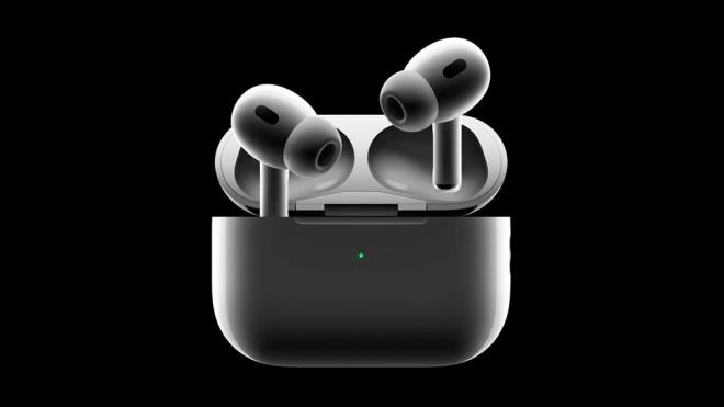 AIRPODS    Apple'ın Lightning'den uzaklaşıp USB-C'ye doğru ilerlemesi muhtemelen bu etkinlikteki tek kulaklık yükseltmesi olacağından, AirPods beklentilerinizi kontrol altında tutmak isteyebilirsiniz.    Şirketin mevcut AirPods modellerinin "yeni" versiyonlarını piyasaya süreceği ve tek farkın Lightning yerine USB-C kullanan şarj kutuları olacağı bildiriliyor.    AirPods serisinde ileride yapılacağı söylenen değişiklikler arasında vücut sıcaklığı sensörleri, işitme engelli kişiler için bir kulaklık geliştirdiği kaydedildi.    Ancak bu özelliğe sahip AirPods cihazların etkinlikte tanıtılması beklenmiyor.