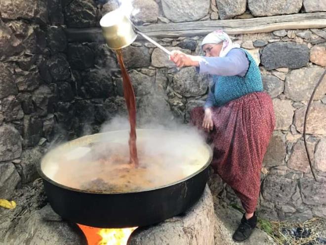Yapılan araştırmalar pekmezin thiamin, riboflavin ve demir açısından baldan daha zengin olduğunu gözler önüne sermektedir.