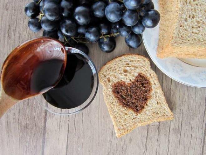 İçeriğindeki yüksek miktarda kalsiyumdan dolayı kemik sağlığının korunmasını ve gelişmesini sağlayan pekmez, düzenli olarak yenildiği zaman kemiklerin alacağı hasarlara karşı korunmasını, ilerleyen yaşlarda görülecek olan osteoporoza karşı direnç sağlar.