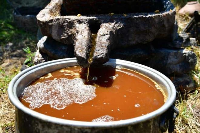 Uzun yıllar önce Anadolu?da yaşayan insanların yazın hasat ettikleri ürünleri uzun süre saklayabilmek amacıyla keşfettikleri bir besin olan pekmez, lezzetli olmasının yanı sıra içerisinde bulunan vitamin ve mineraller sayesinde insan sağlığı için de oldukça faydalıdır.