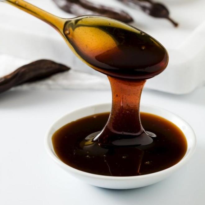 Bakteriler için laktik asit üretimine karşı koruma sağlayan pekmez, cilt sağlığının korunmasına destek olarak cilt yüzeyinde ortaya çıkan sivilce ve aknelerin oluşumuna engel olur, lekelenmelere ve kırışıklıklara karşı koruyarak cildin eşitlenmesini ve dengede tutarak korunmasını sağlar.