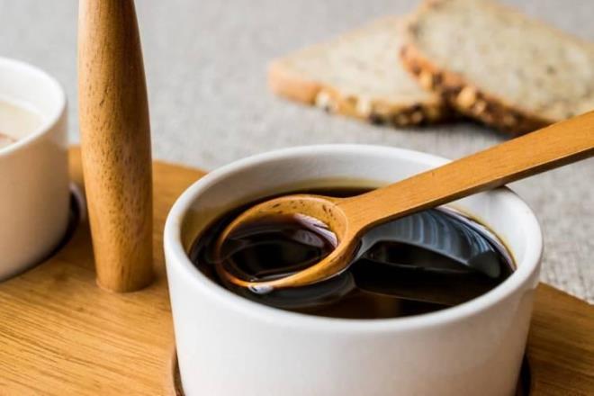 Pekmezin en önemli faydalarından bir tanesi, içerisinde bulunan antioksidanlar sayesinde serbest radikallerle savaşarak bağışıklık sisteminin normal fonksiyonuna katkıda bulunmasıdır.