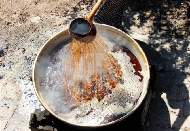 Anadolu?nun geleneksel ürünü pekmezin vücudun ihtiyacı olan enerji, vitamin ve pek çok minerali karşıladığı biliniyor.Öksürüğü dindirilmesi ve kan yapmasıyla da hafızalara kazınan pekmezin yıllar sonra bilinmeyen faydaları ortaya çıktı. Bağışıklık sistemini kalkan gibi yapan pekmezin bilinmeyen faydaları neler?
