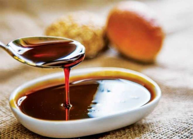 Üzüm, incir veya dut gibi tatlı meyvelerin ezilerek kaynatılmasıyla üretilen, Anadolu?ya özgü, yoğun ve tatlı bir şurup olan pekmezin üzümden yapılanı pek tatlı, duttan yapılanı ise biraz acımsıdır.