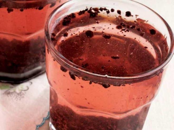 Dilerseniz çaya 1 veya 2 damla kekik yağı da ekleyebilirsiniz.    ​ Ancak dikkatli olun, sumak çayını aşırı tüketmek mide yanması veya reflü gibi yan etkilere neden olabilir. Bu nedenle tüketmeden önce doktorunuza danışmanız önemlidir.