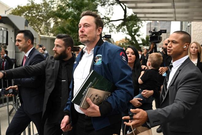 Görüşmenin ardından Musk'ın Türkevi binasından elinde Cumhurbaşkanı Erdoğan'ın yazdığı "Daha Adil Bir Dünya Mümkün" kitabıyla çıktığı görüldü.