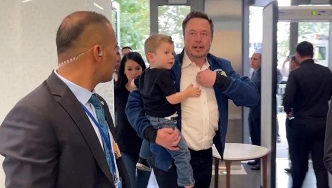 Tesla ve SpaceX'in CEO'u Elon Musk, Türkevi binasına kucağında çocuğuyla ve korumalarıyla birlikte geldi.