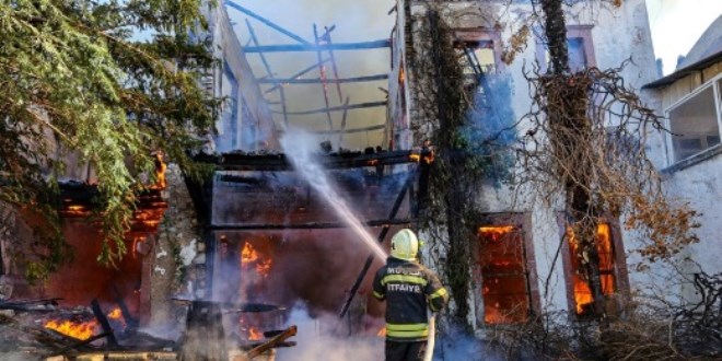 150 yıllık tarihi ev küle döndü