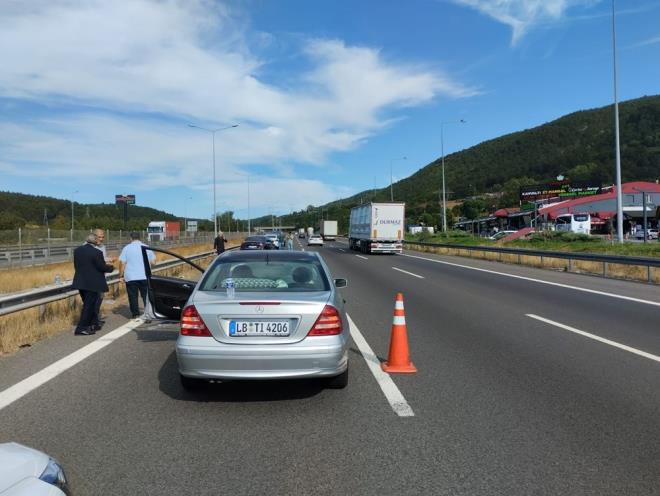 İstanbul yönünden Ankara istikametine giden sürücüsünün ismi öğrenilemeyen LB TI 4206 plakalı otomobil, aniden yola çıkan köpeğe çarptı.