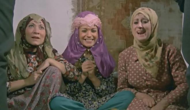 'Köyden İndim Şehire' ve 'Sev Kardeşim' filmlerindeki performansıyla büyük beğeni toplayan ünlü Yeşilçam oyuncusu Oya Alasya, hayatını kaybetti. 74 yaşı​nda hayata gözlerini yuman oyuncunun ölüm haberini kızı verdi. Sosyal medya hesabından annesi Oya Alasya'nın vefat haberini duyuran Zeynep Alasya, "Annem ZEYNEP OYA KAYA'yı bugün kaybettik. Cenazesi, yarın (17 Eylül Pazar) öğle namazına müteakiben Zincirlikuyu Camii'nden kaldırılacaktır." diyerek cenaze yerini takipçileriyle paylaştı.