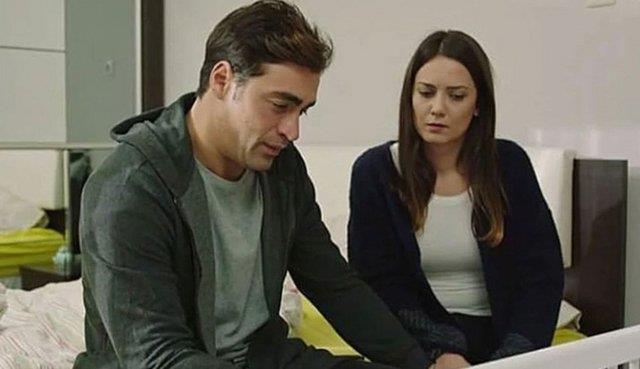 MERVE KAYAALP KİMDİR?    Merve Kayaalp, 36 yaşındaydı. Isparta Süleyman Demirel Üniversitesi oyunculuk bölümünden mezun oldu. Oyuncu, yaklaşık bir buçuk yıl İstanbul Devlet Tiyatrosu'nda çalıştıktan sonra alternatif tiyatrolara geçti.    Kayaalp, 'Sakarya Fırat', 'Küçük Kıyamet', 'Düşler ve Umutlar', 'Elif', 'Şeref Meselesi' ve 'Savaşçı' dizilerinde rol almıştı.