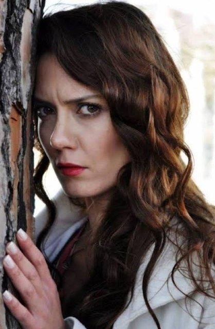 MERVE KAYAALP HAYATINI KAYBETTİ    Muğla'nın Dalaman ilçesinde yaşayan sinema oyuncusu Merve Kayaalp (36), babasına ait ruhsatlı tabanca ile başına ateş ederek yaşamına son verdi.    Dalaman'ın Gazi Bulvarı'ndaki bir apartmanın ikinci katı balkonundan silah sesi geldiğini duyan çevredekiler, 112 Acil Çağrı Merkezi'ne haber verdi.