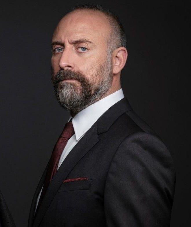 BERGÜZAR KOREL'DEN ÖNCEKİ EŞİ ÜNLÜ ÇIKTI!    Üç çocuk babası olan ve mutlu bir evlilik geçiren Halit Ergenç'in eski eşini görenler şaştı kaldı.