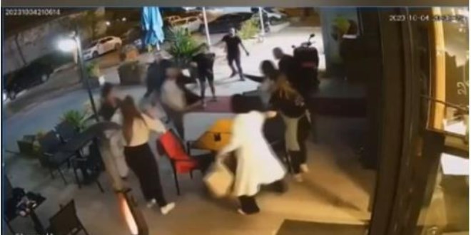 Uyaranlara tekme tokat saldırdı