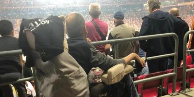 'Üzüntü içinde stattan çıkmak zorunda kaldık'