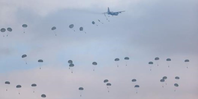 180 paraşütçü komandoyla hava indirme tatbikatı