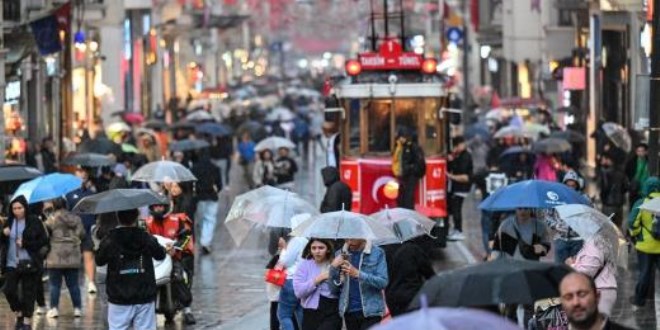İstanbul'da sağanak hayatı olumsuz etkiledi