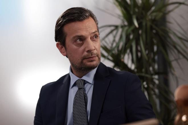 BÖLGE MÜDÜRÜ NEVZAT İLE GAMZE'NİN İLK KARŞILAŞMASI    Buna inanmayan Gamze, Ömer'in yalan söylediğini anlayınca "O dükkanı tutacağım lokantayı da açacağım" dedi.    Gamze arkasından bankaya gelen ve özür dilemek isteyen Ömer'i bankanın bölge müdürü Nevzat Bey'in geldiğini söyleyerek eve yolladı.