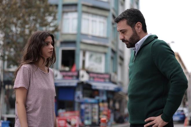 Aynı anlarda Tahir, Nilüfer'i babalık testi için kliniğe götürürken; Hakan da Nisa'nın avukatına gidip boşanmak istemediğini söyledi ve onun verdiği paranın beş katını teklif etti.    Sonucu alan Tahir, zarfı açmaktan korkunca Nilüfer, "Bu kadar korkuyorsan o zarfı açma, ailene de testin negatif çıktığını söyle bitsin bu iş" dedi.