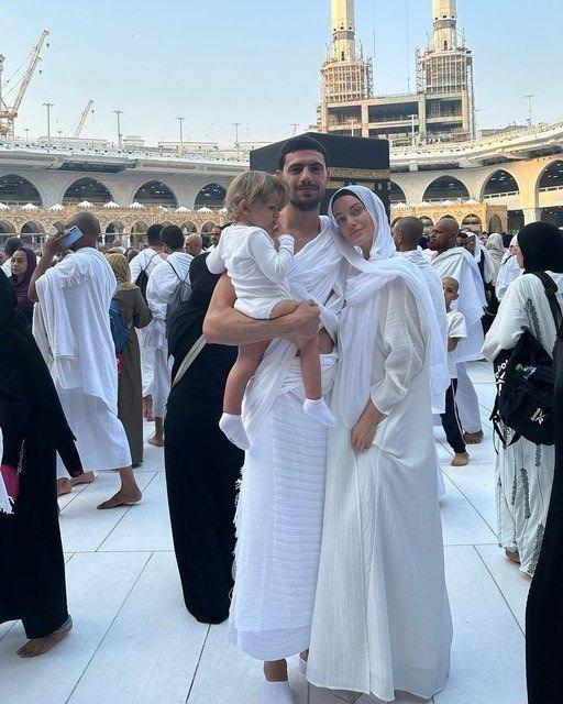 Eşi ve oğluyla Umre karelerini sosyal medya hesabından paylaşan Demiral'ın paylaşımı kısa sürede gündem oldu.