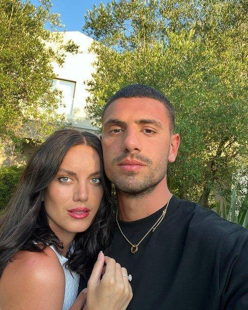 Şu sıralar Suudi Arabistan ekibi El-Ehli'de defans oyuncusu olarak ter döken ve milli takımında gözdesi olan futbol yıldızı Merih Demiral, milli maçlara ara verilmesiyle soluğu ailesiyle birlikte kutsal topraklarda aldı.