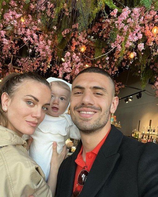 İsviçreli model eşi Heidi Lushtaku ve çocuğuyla birlikte Mekke kentine ayak basan ünlü yıldız Umre ibadetini gerçekleştirdi.