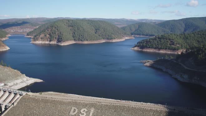 Bursa-Paris arası 4 tur<br>  Kaynakların verimli kullanılması adına yaptıkları çalışmalara da değinen Başkan Aktaş, 1 milyon 500 binin üzerinde aboneye sağlıklı içme suyunu ulaştıran BUSKİ?nin, 1995 yılında baraj suyunun ancak yüzde 35?ini vatandaşlara ulaştırırken, barajdan çıkan suyun yüzde 65?inin kayıp-kaçak olarak kayıtlara geçtiğini hatırlattı. Son 28 yılda yapılan altyapı yatırımları ile merkez ilçelerde içme suyundaki kayıp oranının yüzde 20 seviyesine indiğini ve BUSKİ?nin, kayıp kaçakların önlenmesinde Türkiye birincisi olduğunu kaydeden Başkan Aktaş, ?BUSKİ tarafından 1989-2022 yılları arasında toplam 12 bin 234 kilometre içme suyu hattı imalatı gerçekleştirildi. Yani son 33 yılda imalatı yapılan içme suyu boruları, uç uca eklendiğinde Bursa - Paris arası mesafenin 4 katını bile aşıyor? dedi.