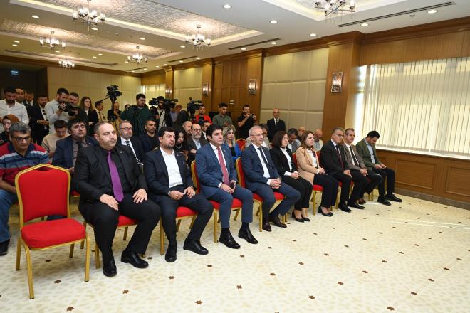 Su kapasitesi yüzde 60 artacak<br>  Devlet Su İşleri Genel Müdürlüğü?ne bağlı Çınarcık Barajı?ndan BUSKİ?ye yıllık 75 milyon metreküpü içme suyu, 70 milyon metreküpü de kullanma suyu olmak üzere yıllık toplam 145 milyon metreküp su tahsisi yapıldığını kaydeden Başkan Aktaş, ?Bursa Çınarcık İçme Suyu Projesi kapsamında inşaat çalışmaları tamamlandığında il merkezimize sağlanan su miktarı yüzde 60 oranında artacak. İlimizde hâlihazırda yıllık 240 milyon metreküplük içme suyu kapasitesi bulunuyor. Bu proje sayesinde şehrimizin su kapasitesi 385 milyon metreküpe çıkmış olacak. Proje için gerekli bütün ihaleleri tamamladık, bugün de imza töreni için bir araya gelmenin gururunu ve mutluluğunu yaşıyoruz. En geç Ekim 2025'te tamamlamayı hedeflediğimiz bu önemli projeye emek ve destek verenlere teşekkür ediyor, şehrimizin yarınları için hayati öneme sahip ?Bursa Çınarcık İçme Suyu Projesi?nin hayırlı olmasını diliyorum? dedi.