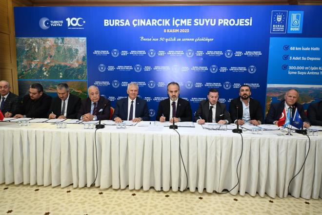 İklim değişikliği ve kuraklıkla mücadele konusunda altyapının yenilenmesinden mevcut kaynakların korunmasına, ağaçlandırmadan yenilenebilir enerji kaynaklarının kullanımına kadar önemli projeleri hayata geçiren Bursa Büyükşehir Belediyesi, Çınarcık Barajı suyunun kente getirilmesi için fiziki çalışmaları, yüklenici 9 firma ile sözleşme imzalanmasıyla resmen başlatmış oldu. Avrupa İmar ve Kalkınma Bankası (EBRD) ile Fransız Kalkınma Ajansı'ndan (AFD) sağlanan 150 milyon Euro?lik krediyle hayata geçirilecek proje kapsamında, 68 kilometre isale hattı, 3 adet su deposu ve günlük 300 bin metreküp kapasiteli içme suyu arıtma tesisi inşa edilecek. Bursa?da kuraklığın en yoğun hissedildiği 2019 ve 2022 yıllarında bile Bursaları susuz bırakmayan Büyükşehir Belediyesi?nin, 2060 yılına kadar kente susuzluk sorunu yaşatmayacak proje, 9 ayrı yüklenici ile tamamlanacak.