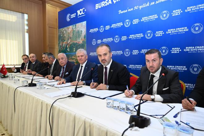 Susuz bırakmadık<br>  İçilebilir su kaynaklarına erişimin giderek zorlaştığı bir dönemde su yönetiminin, daha da önem kazandığı dile getiren Başkan Aktaş, ?Biz de Bursa Büyükşehir Belediyesi olarak; sağlıklı içme suyu temini ile atık suların insan ve çevre sağlığına tehdit oluşturmayacak biçimde arıtılarak doğaya bırakılmasına ilişkin birçok çalışma yapıyoruz. Şehrimizin su ihtiyacının yüzde 90?ı Doğancı ve Nilüfer barajlarından, yüzde 10?u ise Uludağ pınar kaynaklarından karşılanıyor. Özellikle yaz mevsiminde kuraklık yaşanması durumunda 155 adet derin kuyu devreye alınabilecek olup, söz konusu kuyularda yıllık 55 milyon metreküp kapasiteli suyumuz mevcut. Nitekim kuraklığın zirve yaptığı 2019 ve 2022 yıllarında, kuyu sularını devreye alarak hemşehrilerimizi bir gün dahi susuz bırakmadık? diye konuştu.