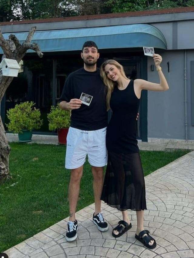 İKİZ BEBEK SAHİBİ OLACAKLARINI AÇIKLAMIŞLARDI!    Konu hakkında uzun bir süre sessizliğini koruyan Yasemin Şefkatli, son paylaşımıyla mutluluğunu sevenleriyle paylaştı.