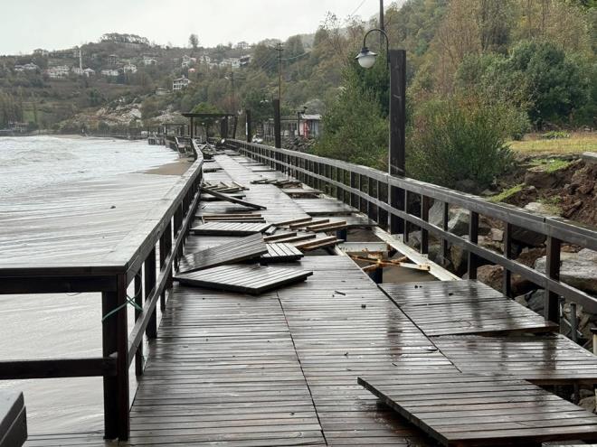 KURUCAŞİLE VE TEKKEÖNÜ LİMANLARI HASAR GÖRDÜ    Fırtına nedeniyle Kurucaşile ilçesinde de dalgalar limanı aşarken üzerindeki taşları yerlerinden söktü.