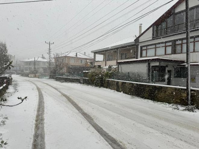 Kar yağışı nedeniyle özel idare ekipleri çalışma başlattı.     Yağan kar nedeniyle şaşkın olduklarını söyleyen bölge sakini Bilal Uğurlu, ?Meteoroloji şiddetli rüzgar ve yağmur uyarısında bulunmuştu. Sabah kalkınca karı görünce çok şaşırdık. Bizim buralara kasım ayında kar yağdığını çok bilmeyiz. Şaşırdık.? dedi.