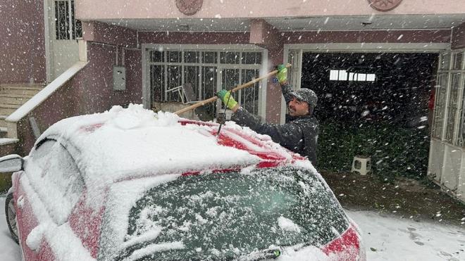 MEVSİMİN İLK KAR YAĞIŞI     Bartın?da mevsimin ilk karı yağarken, yüksek kesimlerde kalınlığı 20 santimetreye ulaştı.