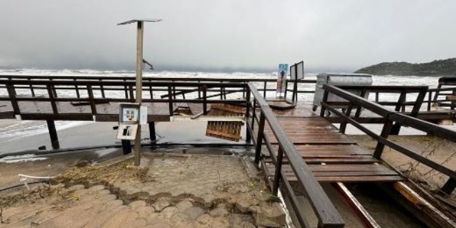 Fırtına yürüyüş yolu ve büfeleri yıktı
